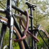 Fahrrad am Hinterrad, Vorderrad und Fahrradrahmen mit D-lock Bügelschloss und eyelet-Textilseil in chateau red am Fahrradständer angeschlossen