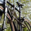 Fahrrad am Hinterrad, Vorderrad und Fahrradrahmen mit D-lock Bügelschloss und eyelet-Textilseil in wild hemp am Fahrradständer angeschlossen