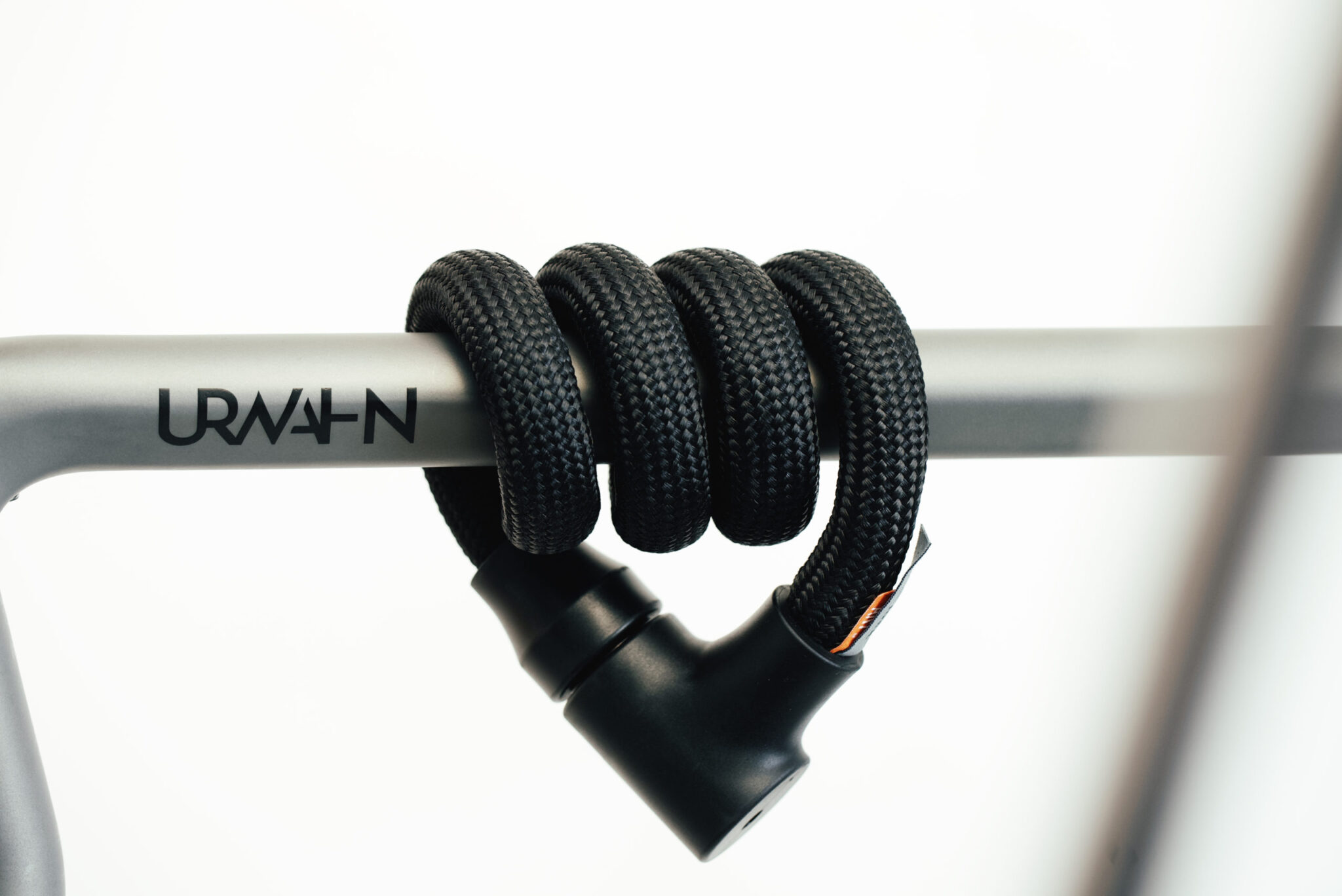 Flexibles Textilschloss tex-lock orbit in schwarz am urwahn Fahrradrahmen gewickelt