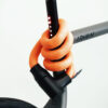 Flexibles Textilschloss tex-lock orbit in orange an urwahn Sattelstange gewickelt