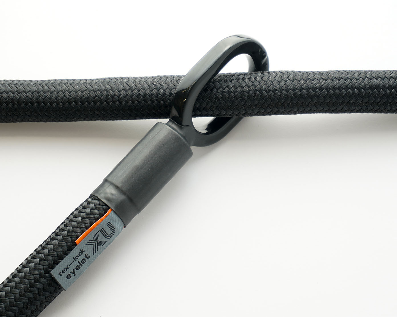 schwarzes Textilseil durch gummierte Metallöse von tex–lock eyelet