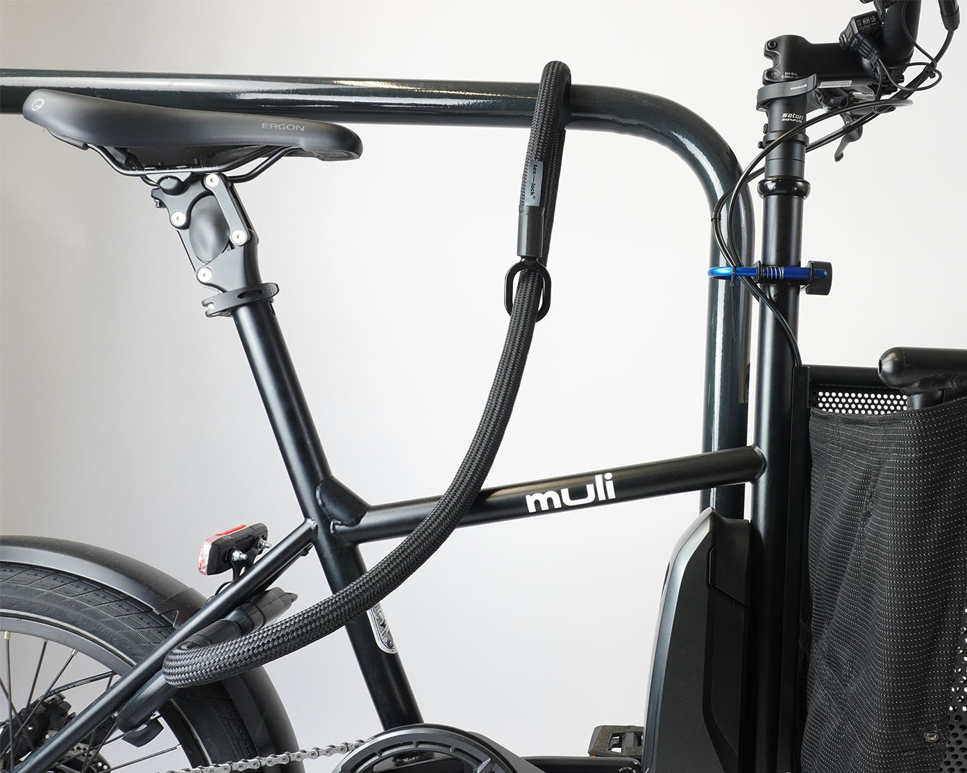Rahmenschloss mit Verlängerung aus Textil in schwarz sichert E-Lastenrad an Fahrradständer
