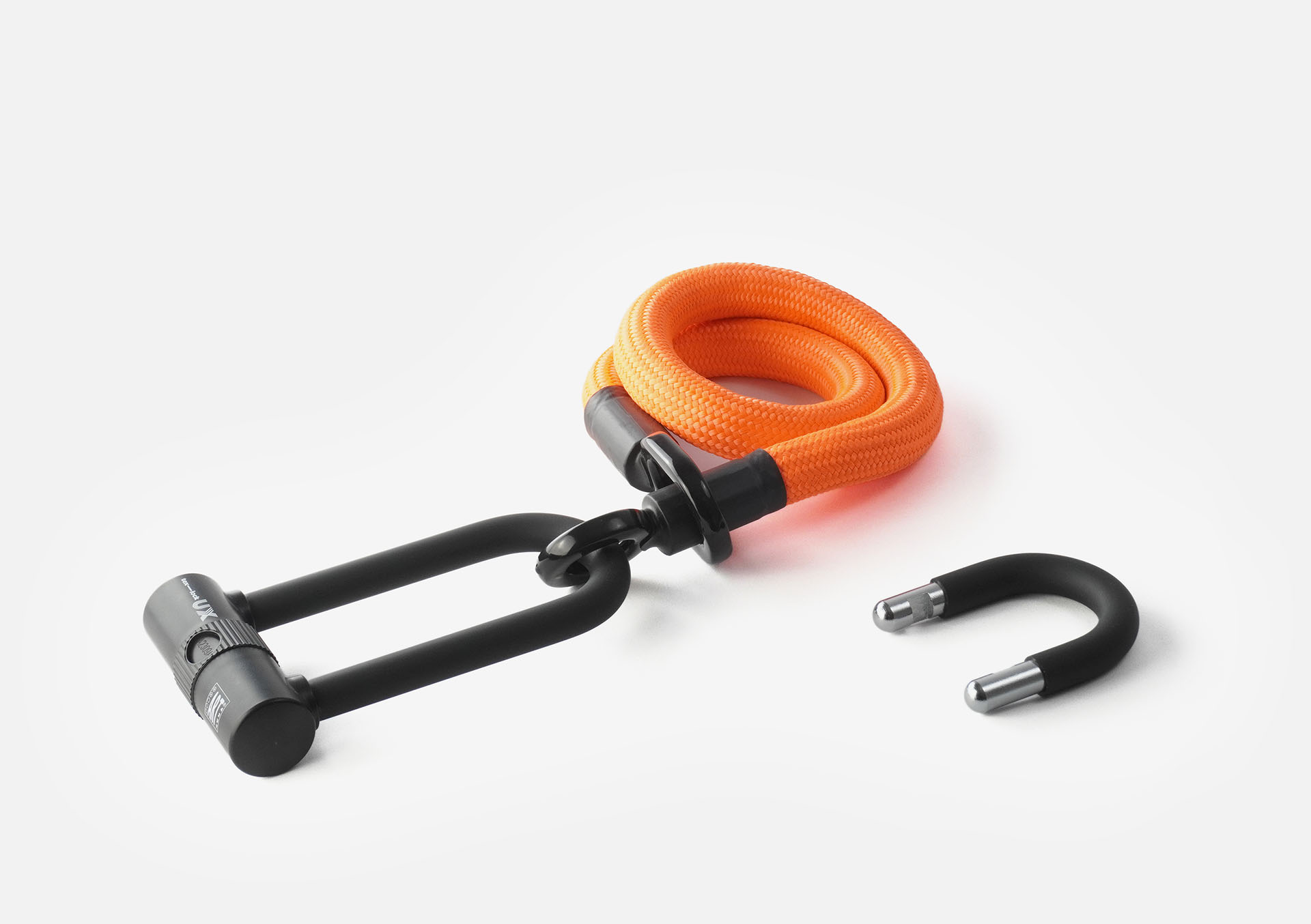 tex–lock eyelet in acid orange, Größe S, ineinander gewickelt mit X-lock am Seilende, kürzerer U-lock Bügel daneben