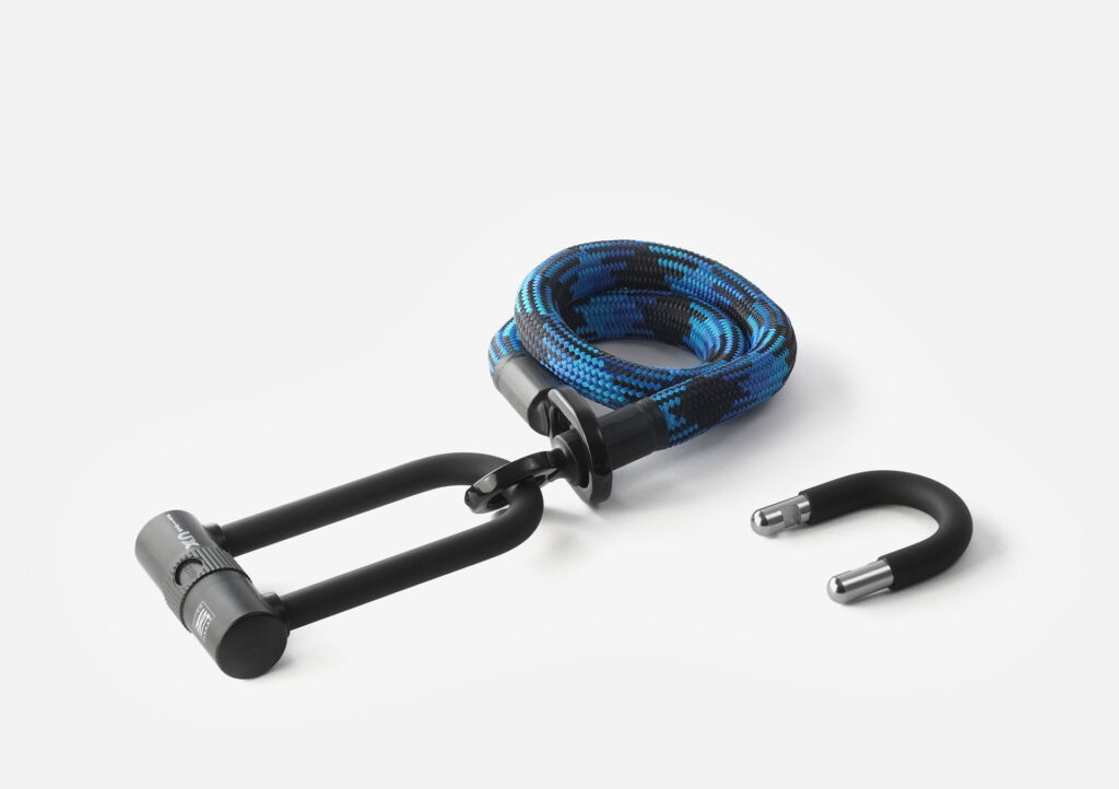 tex–lock eyelet in morpho blue, Größe S, ineinander gewickelt mit X-lock am Seilende, kürzerer U-lock Bügel daneben