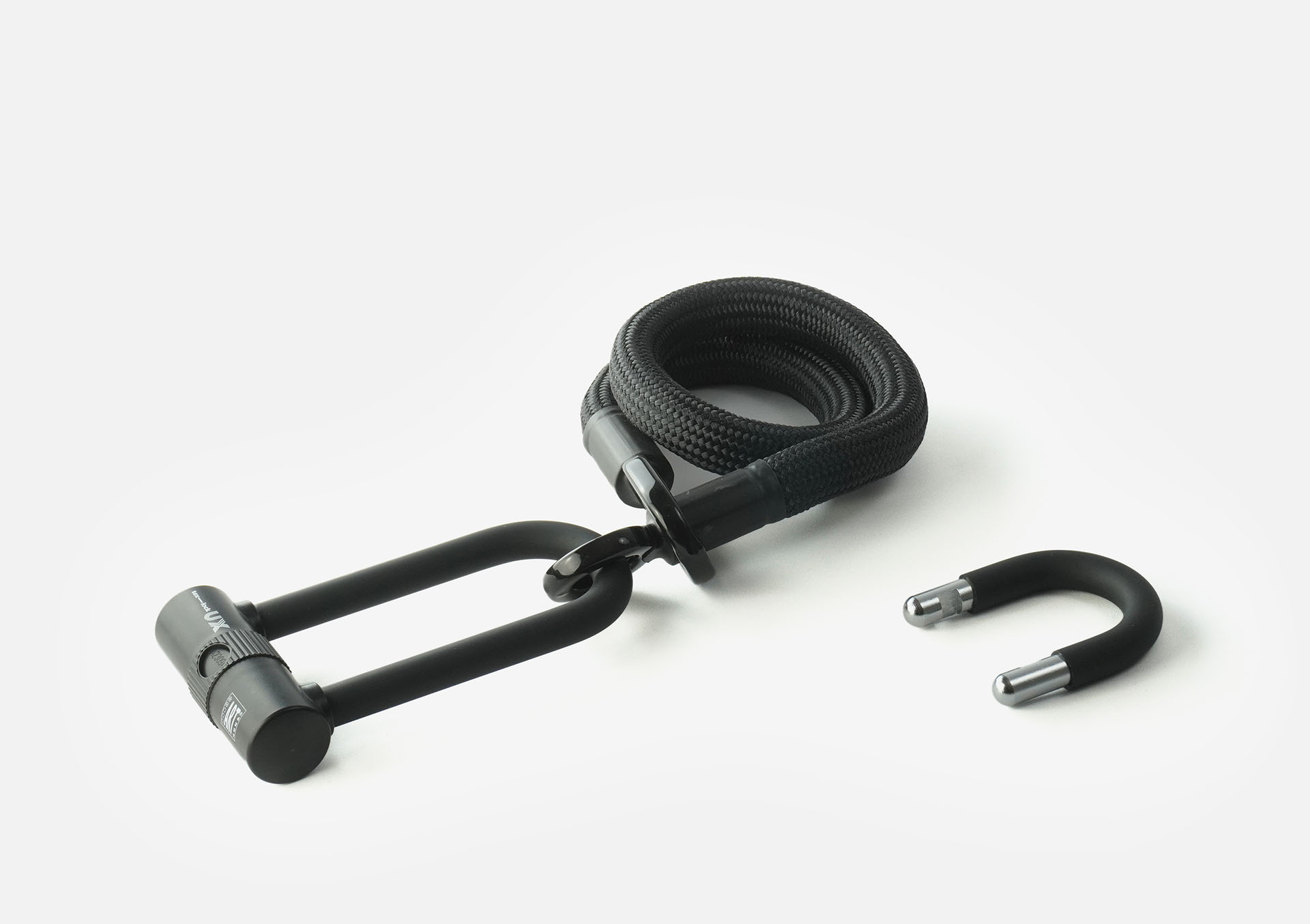 tex–lock eyelet in onyx black, Größe S, ineinander gewickelt mit X-lock am Seilende, kürzerer U-lock Bügel daneben
