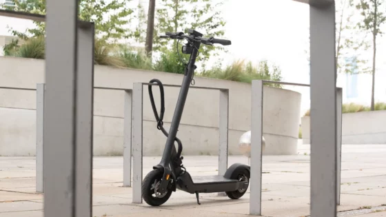 Egret mate sichert E-Scooter an Gegenstand