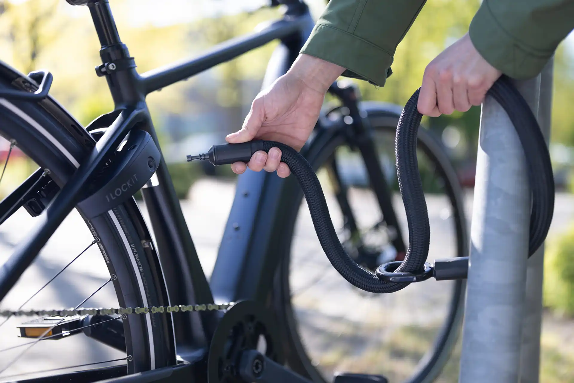 Bolzen von Rahmenschloss-Verlängerung wird in ILOCKIT Schließmechanismus am Fahrrad gesteckt