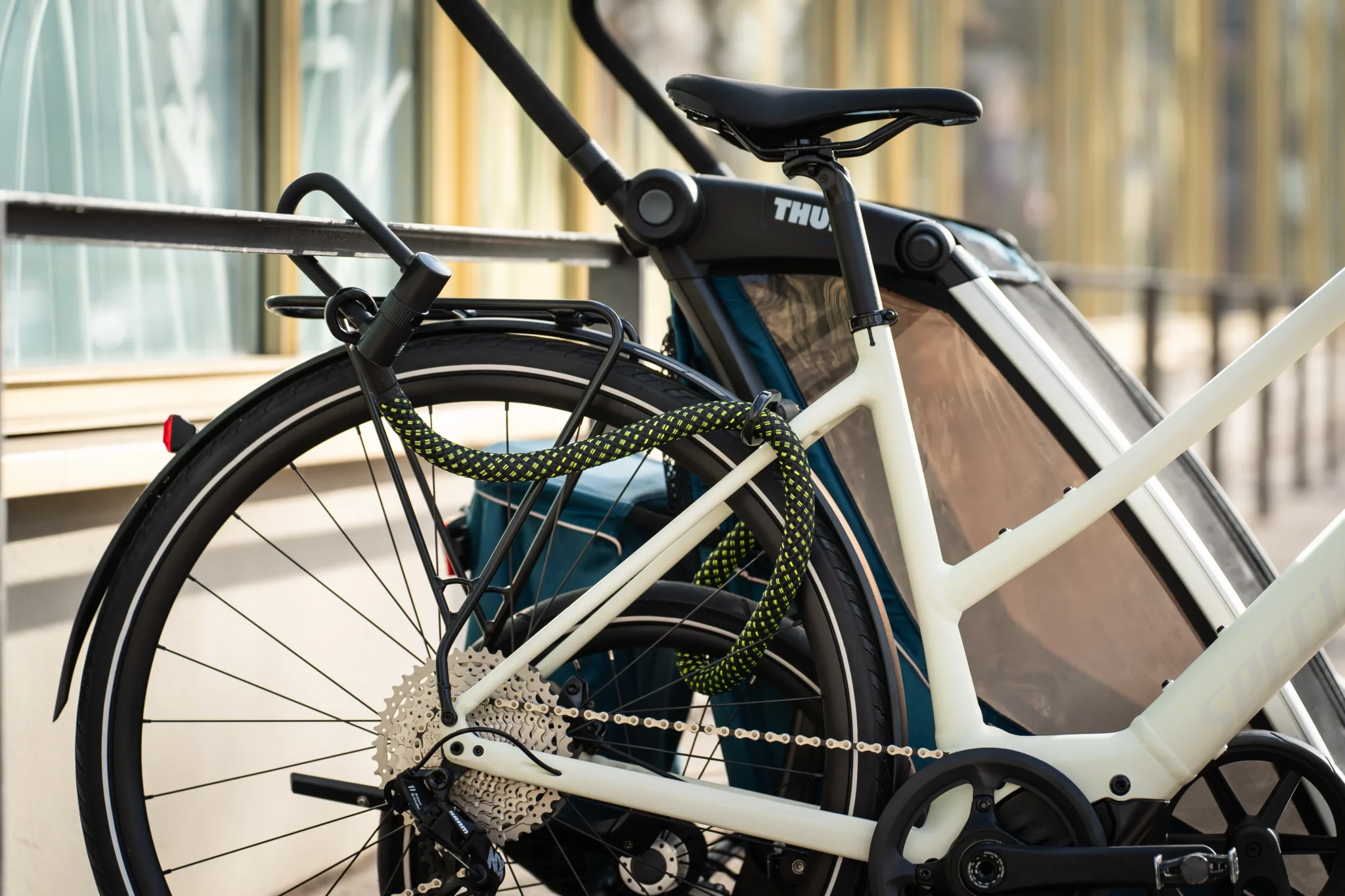 U/X-lock Bügelschloss am Oberrohr mit stardust-Textilseil umschlingt Hinterrad