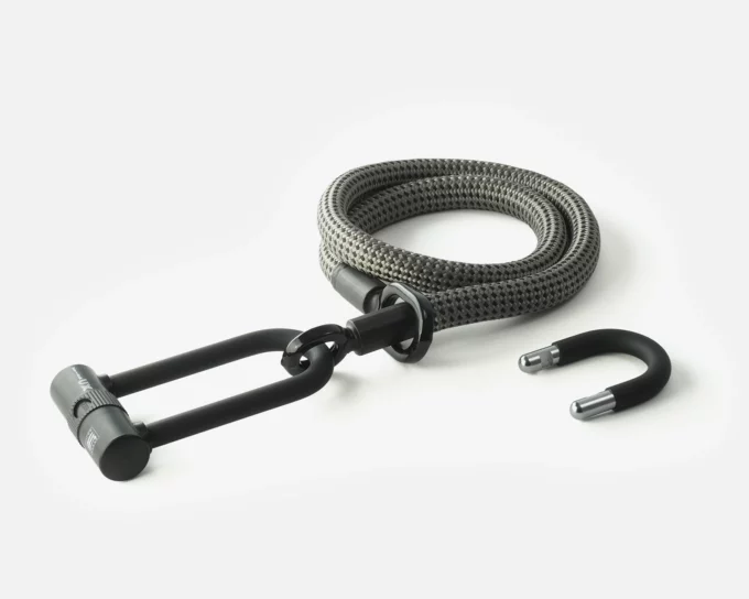 tex–lock eyelet in electric grey, Größe M, ineinander gewickelt mit X-lock am Seilende, kürzerer U-lock Bügel daneben