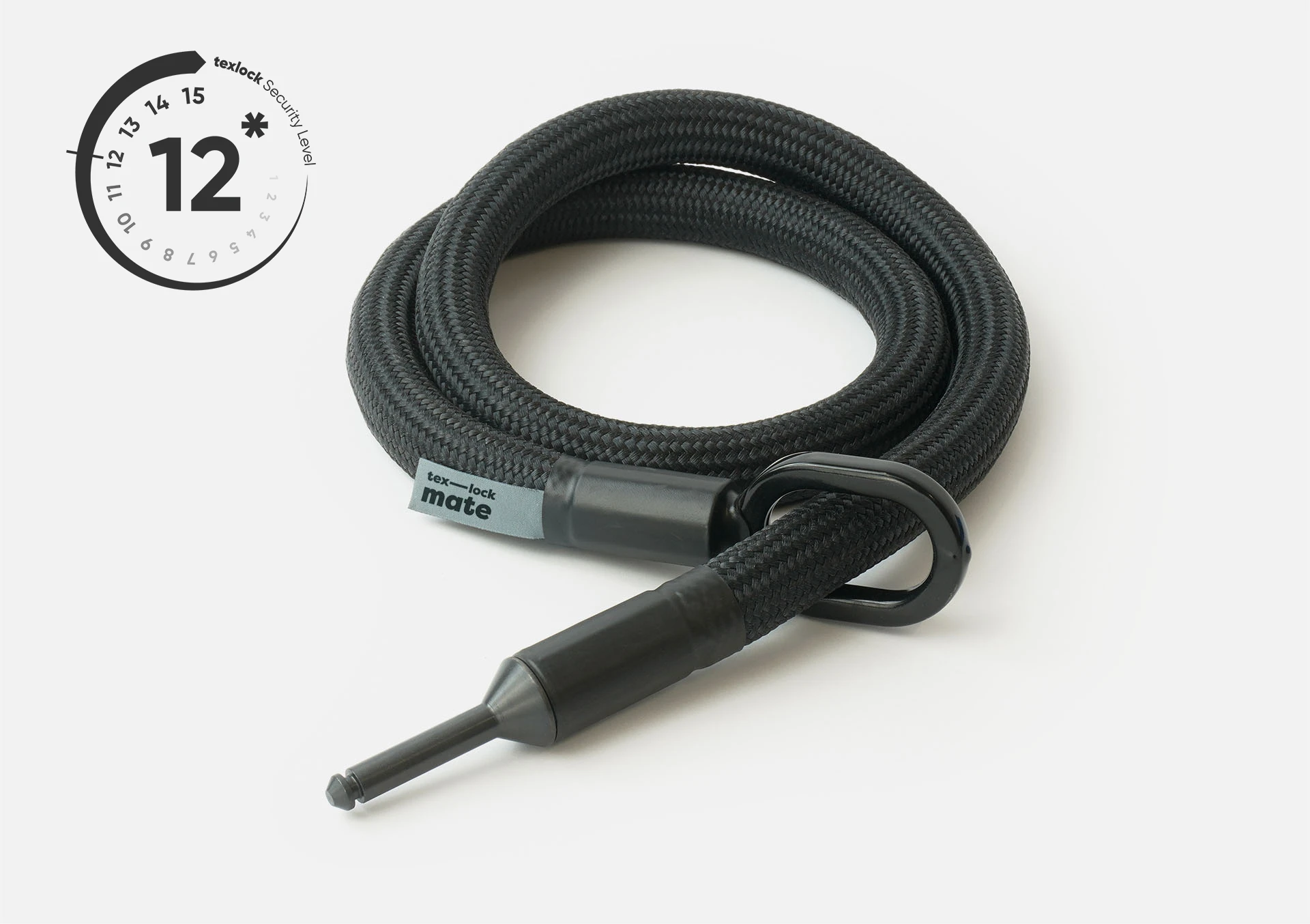 tex–lock mate in onyx black, ineinander gewickelt mit Schließbolzen durch Metallöse