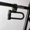 U-slotbeugel met U/X-Lock mini U-slot bevestigd aan de fiets