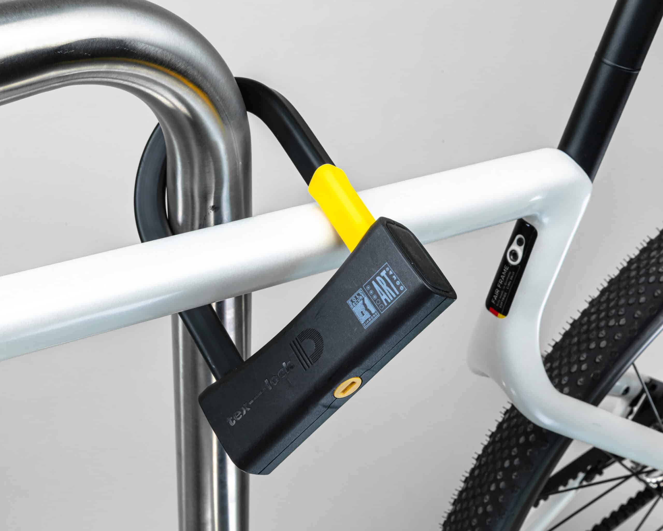 U-slot bevestigt fiets aan fietsstandaard