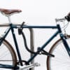 schwarzes texlock eyelet Set Textilschloss sichert mehrere Fahrradteile am Fahrradständer