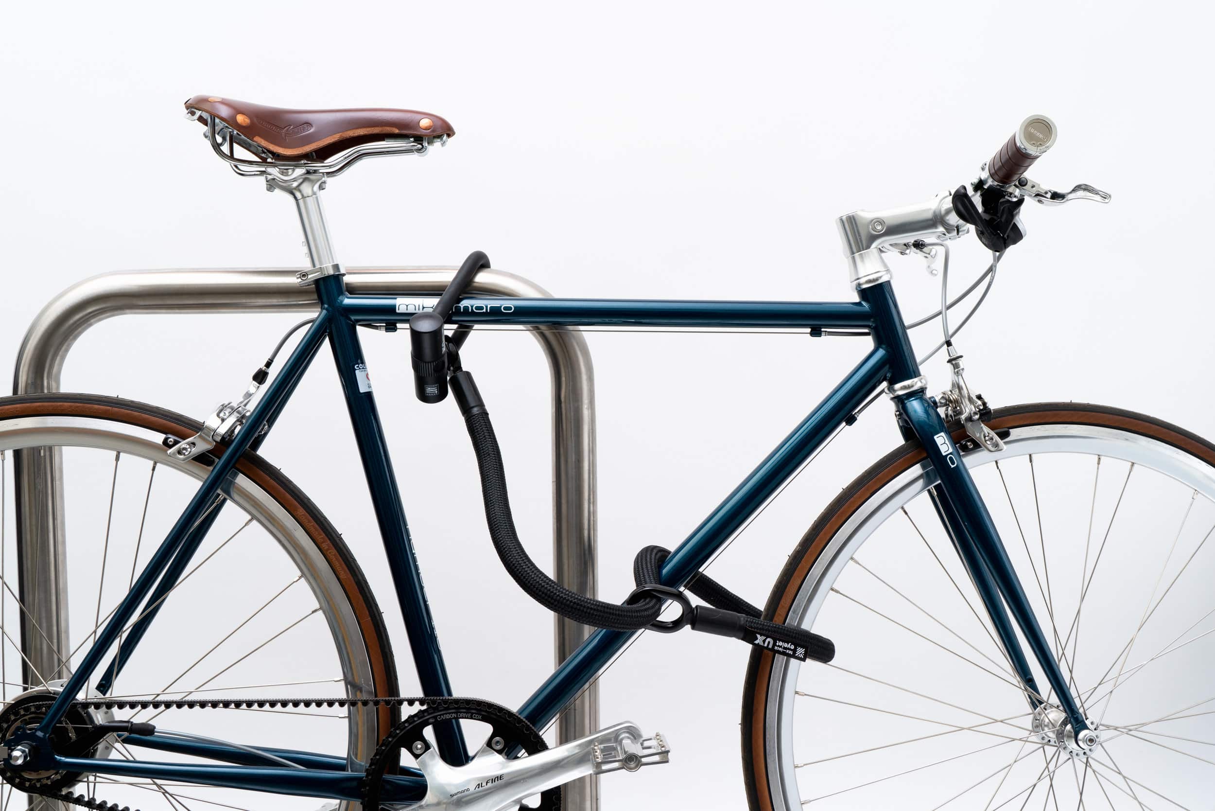 schwarzes texlock eyelet Set Textilschloss sichert mehrere Fahrradteile am Fahrradständer