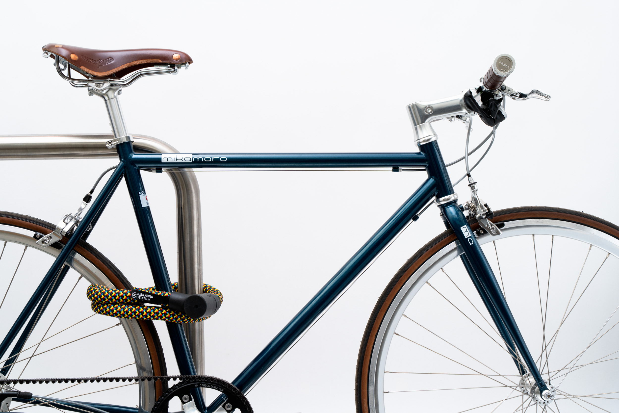 Kleurrijk texlock orbit textielslot bevestigt verschillende fietsonderdelen aan de fietsstandaard