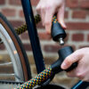 kleurrijk texlock orbit textielslot zet fiets vast op fietspaal