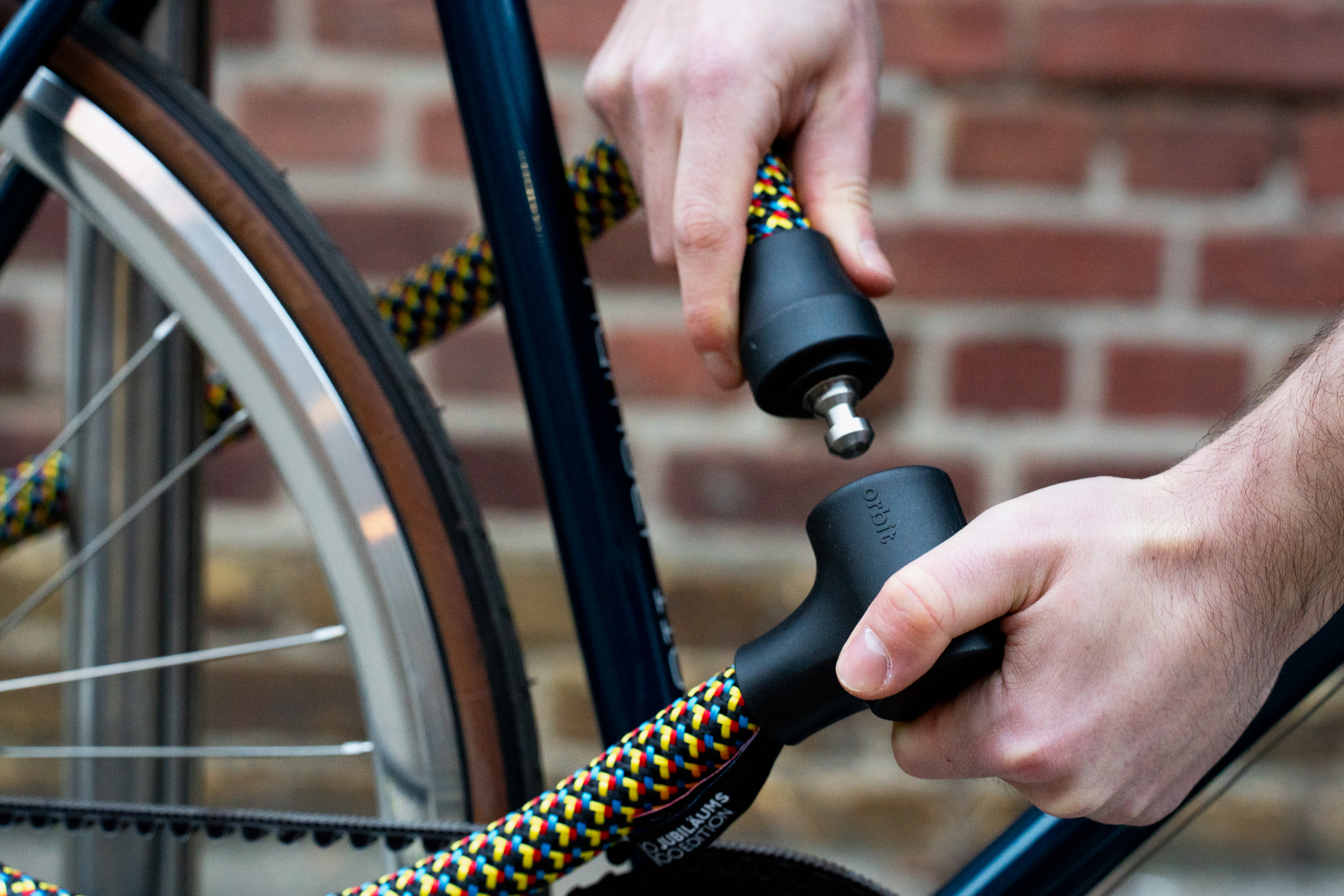 kleurrijk texlock orbit textielslot zet fiets vast op fietspaal
