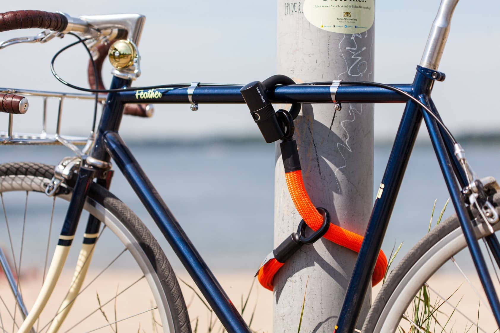 orangenes texlock eyelet Set Textilschloss sichert Fahrrad an Laterne