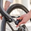 schwarzes texlock eyelet Set Textilschloss sichert mehrere Fahrradteile am Fahrradständer