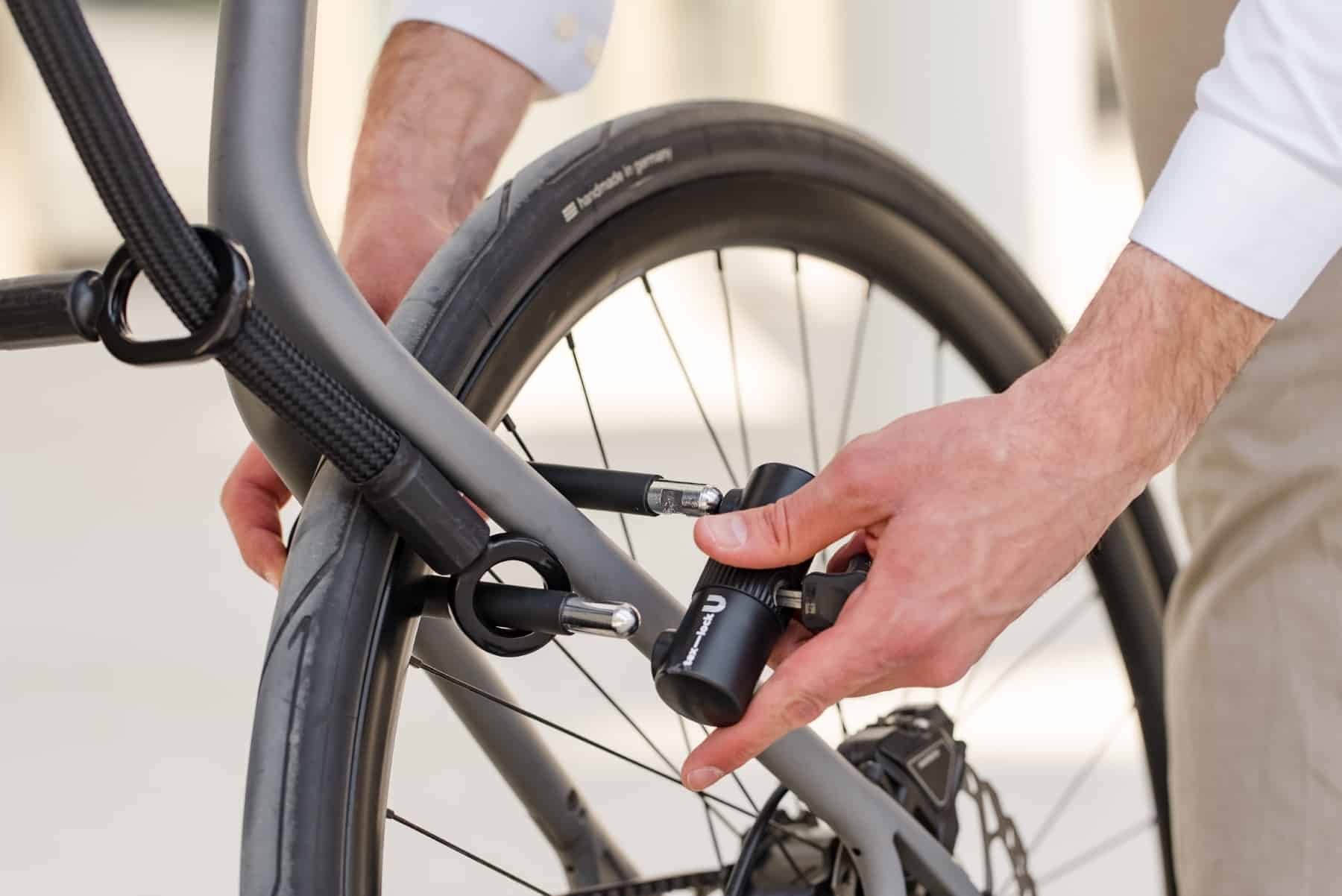 schwarzes texlock eyelet Set Textilschloss sichert mehrere Fahrradteile am Fahrradständer
