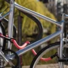 pinkes texlock eyelet Set Textilschloss sichert mehrere Fahrradteile am Fahrradständer