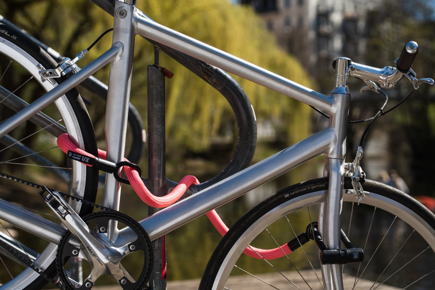 pinkes texlock eyelet Set Textilschloss sichert mehrere Fahrradteile am Fahrradständer