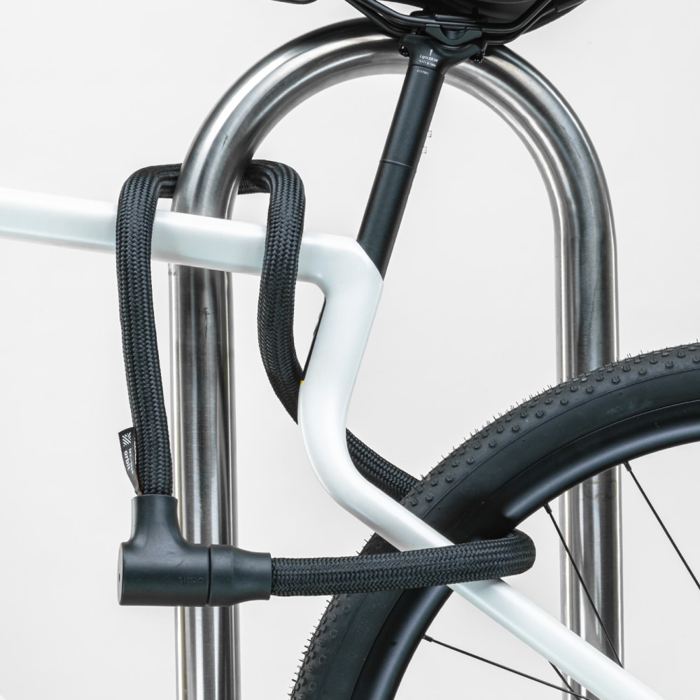 schwarzes texlock orbit Textilschloss sichert mehrere Fahrradteile am Fahrradständer