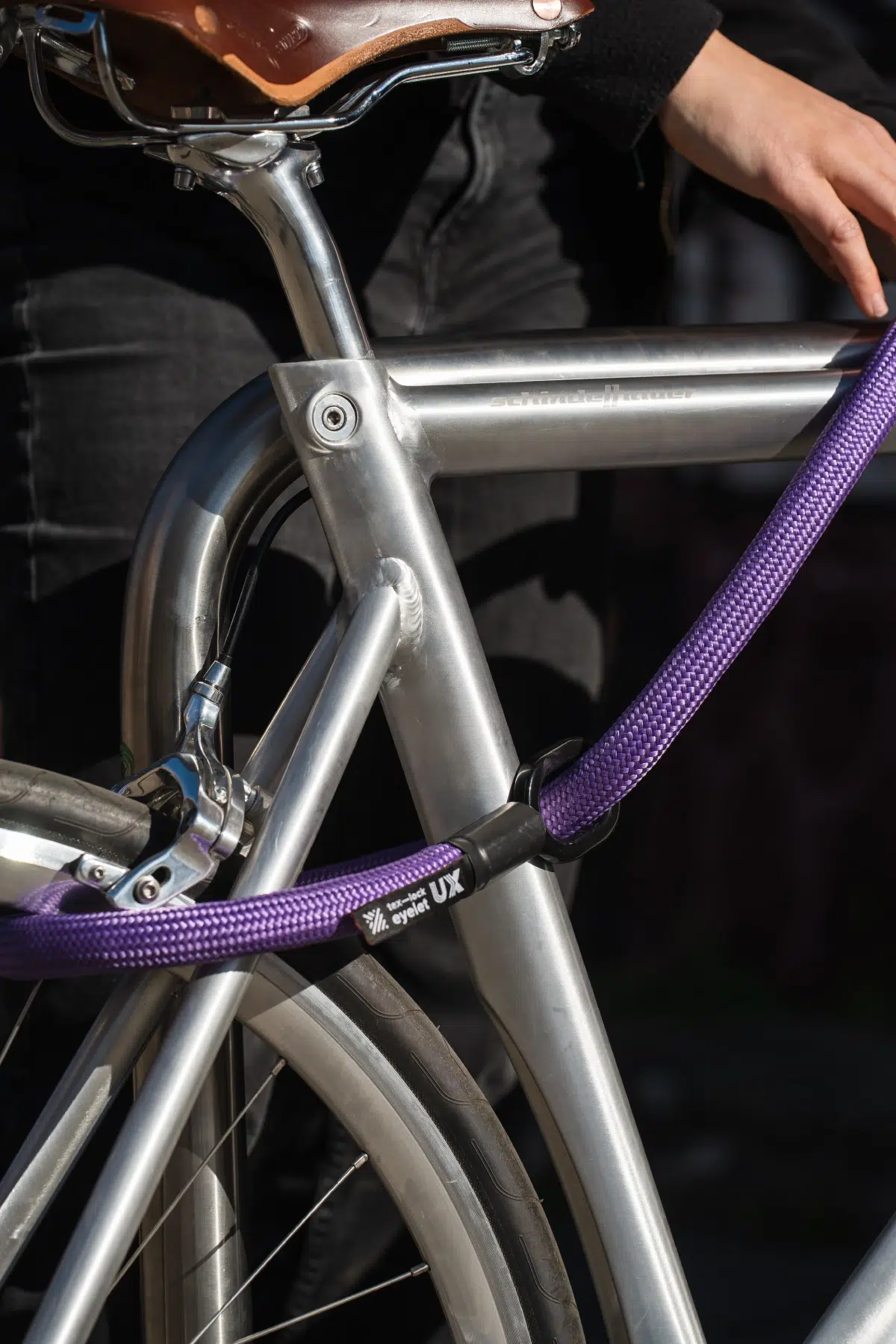 lilanes eyelet Set Textilschloss sichert mehrere Fahrradteile am Fahrradständer